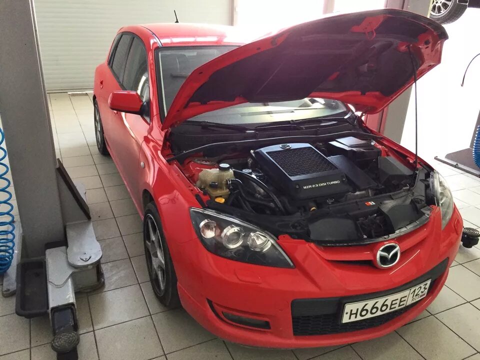 Мазда 3 MPS 2008. Mazda 3 MPS 2008 мотор. Мазда 3 MPS под капотом. Mazda 3 MPS хэтчбек под капотом.