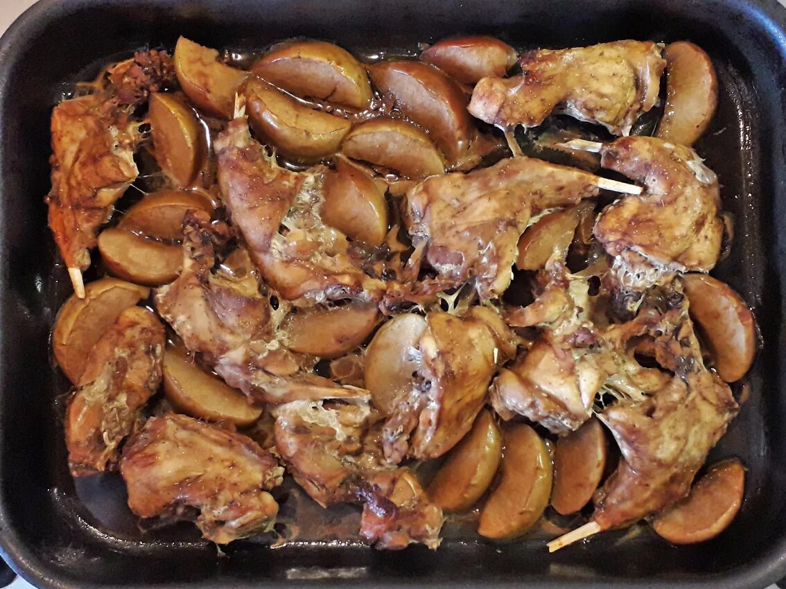 Приготовление мяса кролика мягким. Горячие блюда из кролика. блюдо из кроличьих язычков. кролик запеченный с яблоками. кролик в духовке.