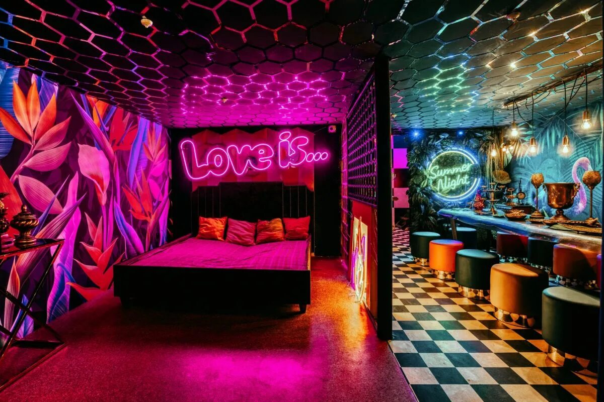 Ночной клуб дали. Loft Motel Flamingo. Лофт неон. Комната в клубном стиле. Комната для вечеринок.