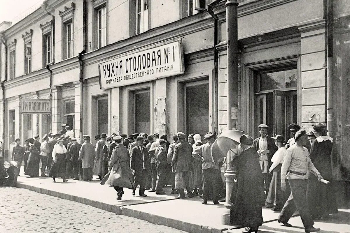 Повседневная жизнь советских людей 1920 1930. Очереди СССР 1930-Е. Столовая СССР 1930-Е. Очереди в 1930 годы в СССР. Очереди в магазины СССР 1930.