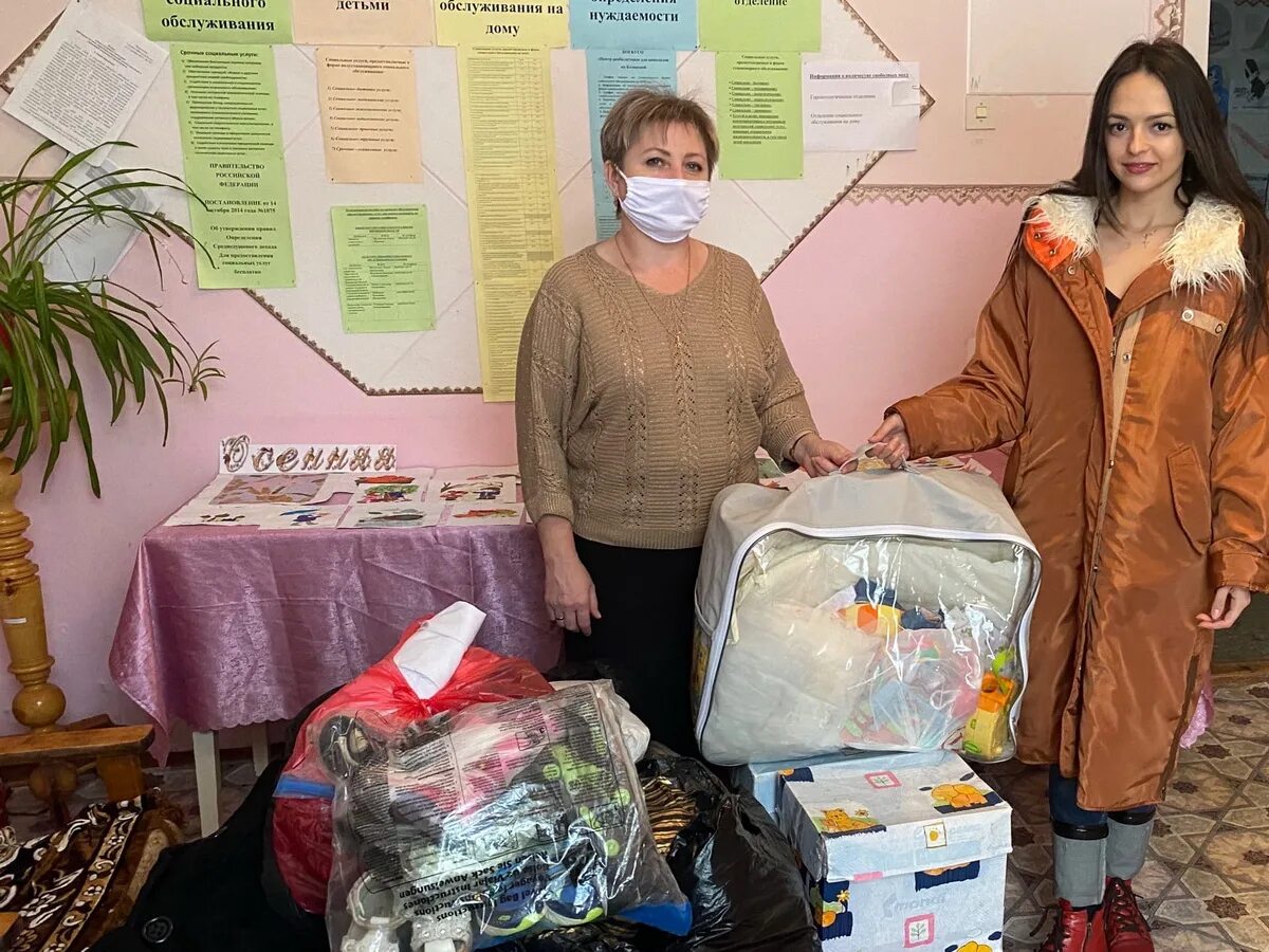 одежда для малоимущих. вещи для нуждающихся. благотворительные учреждения. сбор вещей на благотворительность. вручение ключей от квартир бедным.