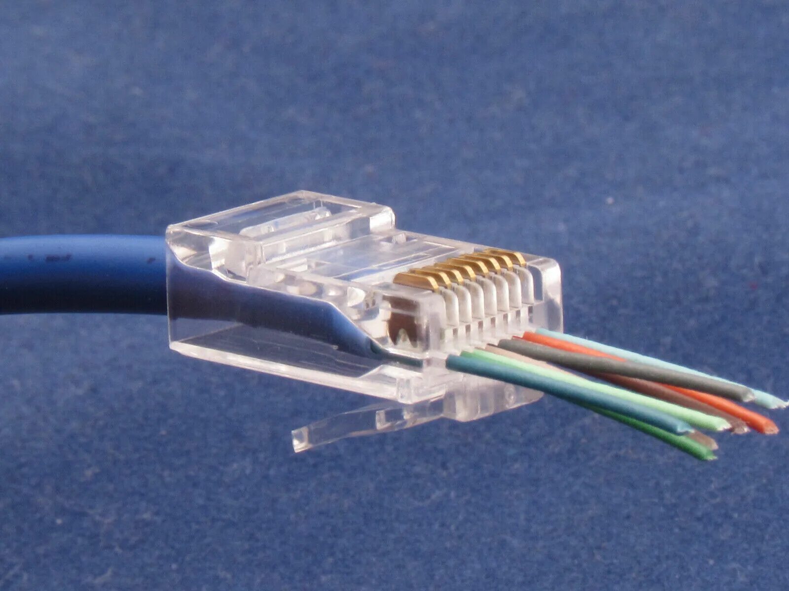 Обжатый сетевой кабель. Cat 6 обжать rj45. Обжать коннектор RJ-45. Коннектор rj45 cat6. Вилка 6p4c (rj11, rj14).