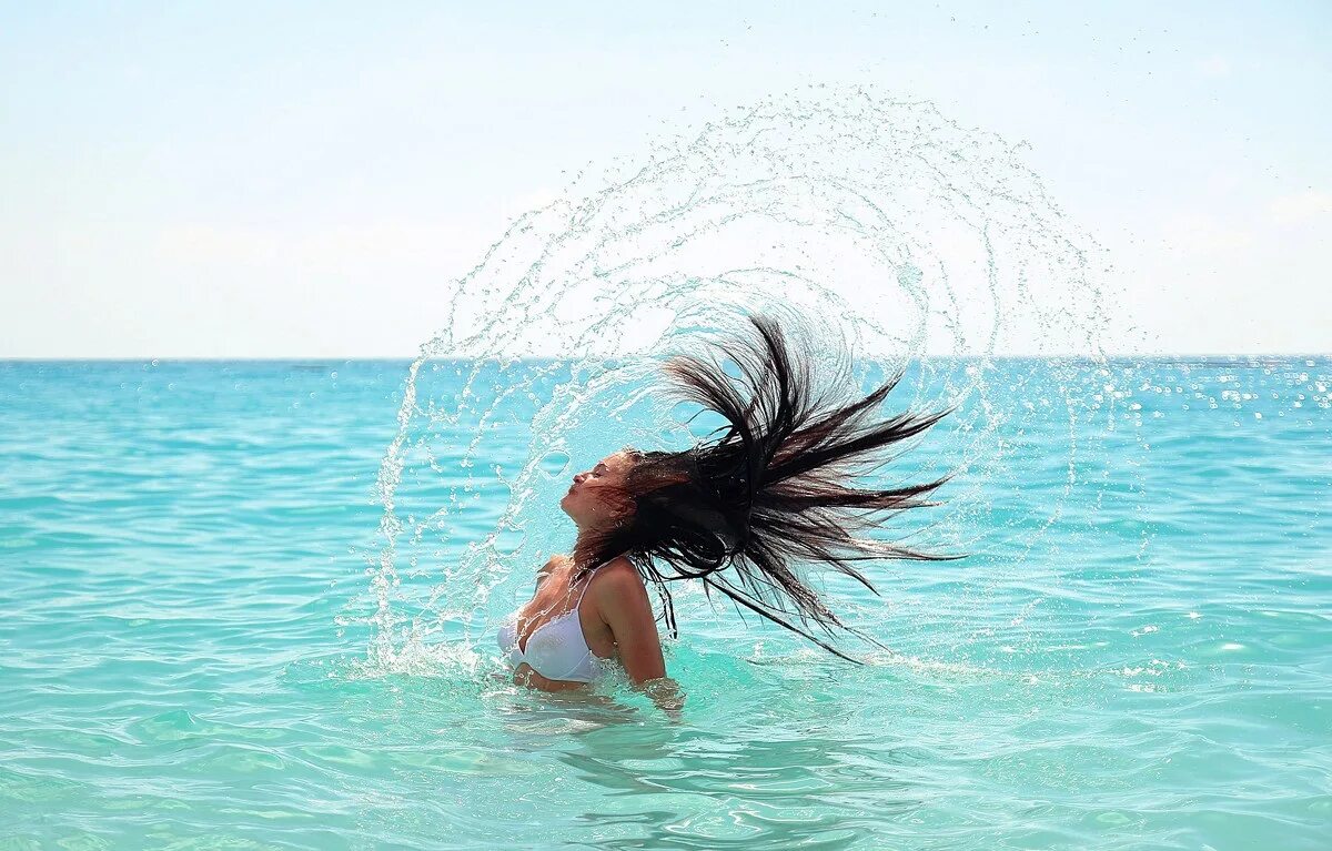 В волосах есть вода. Девушка-море. Девушка волосы море. Девушка волосы вода. Брызги волосами в море.
