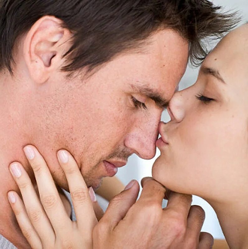 Kiss my a фф. Поцелуй. Мужчина целует в нос. Девушка целует парня в нос. Целует носик.