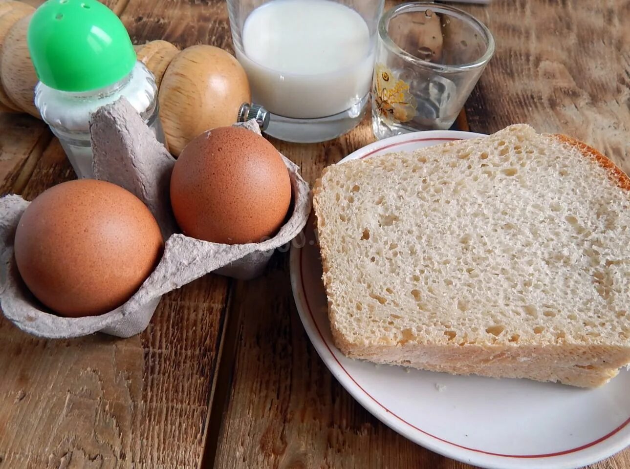 Яичный хлеб. Яйцо в хлебе. Хлеб молоко яйца. Ингредиенты для хлеба. Что можно приготовить из яиц и хлеба