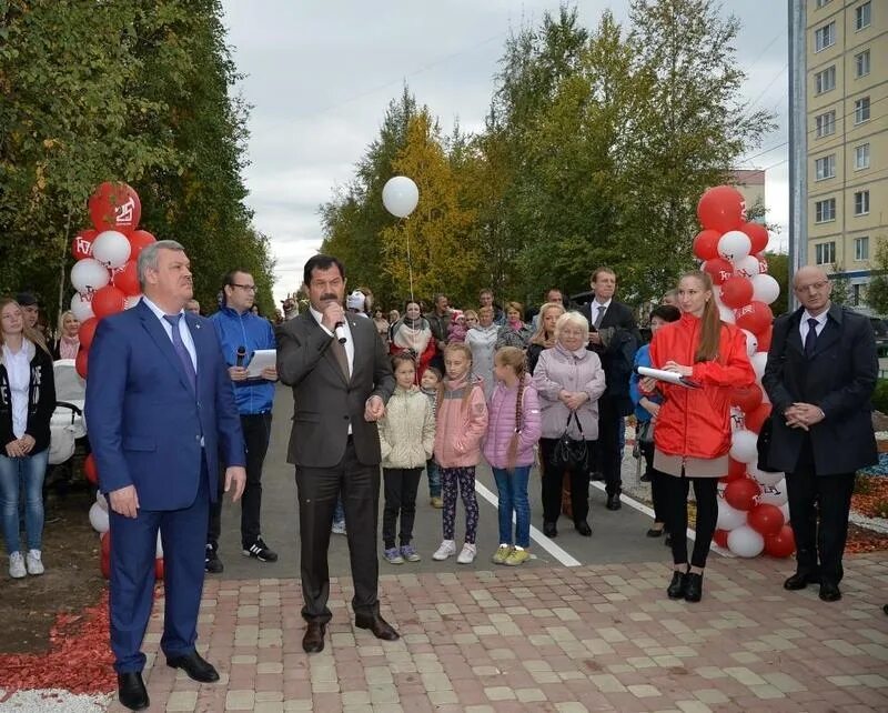 Открытие молодежная. Молодежная аллея Усинск. Город Усинск аллея семьи. Молодежный бульвар. Площадь у администрации города аллея Усинск.