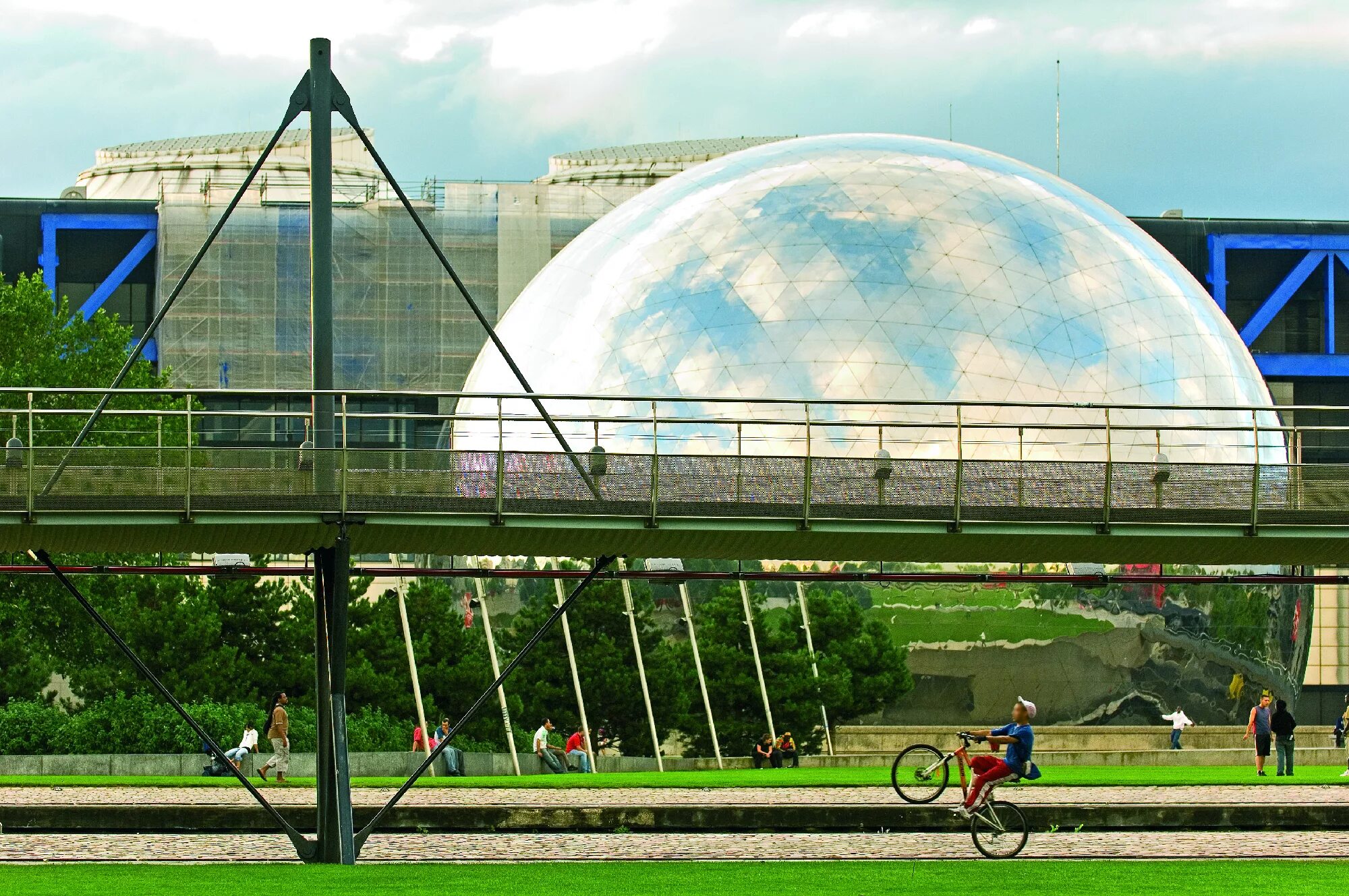 Ля парка. Парк-де-ла-Виллет в Париже. Parc de la Villette в Париж. Парк la Villette. Парк ла Виллет павильоны.