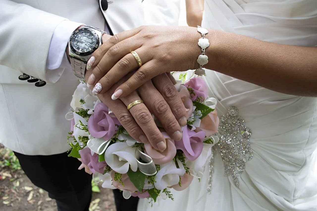 Брачное совершеннолетие. Свадебные кольца на руках. Свадебный букет и кольца. Свадебный букет с обручальными кольцами. Необычные Свадебные кольца.