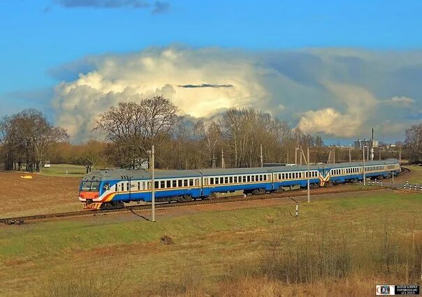 Дизель поезд слуцк. Поезд 6205 слуцк барановичи. Дизель поезд слуцк. Поезд москва слуцк. Дизельный пассажирский поезд.