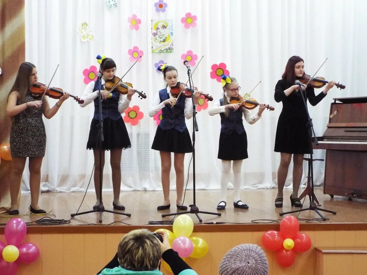 Концерт в школе сегодня. Школьный концерт. Концерт школьников. Детский весенний концерт. Гезгаловская средняя школа.