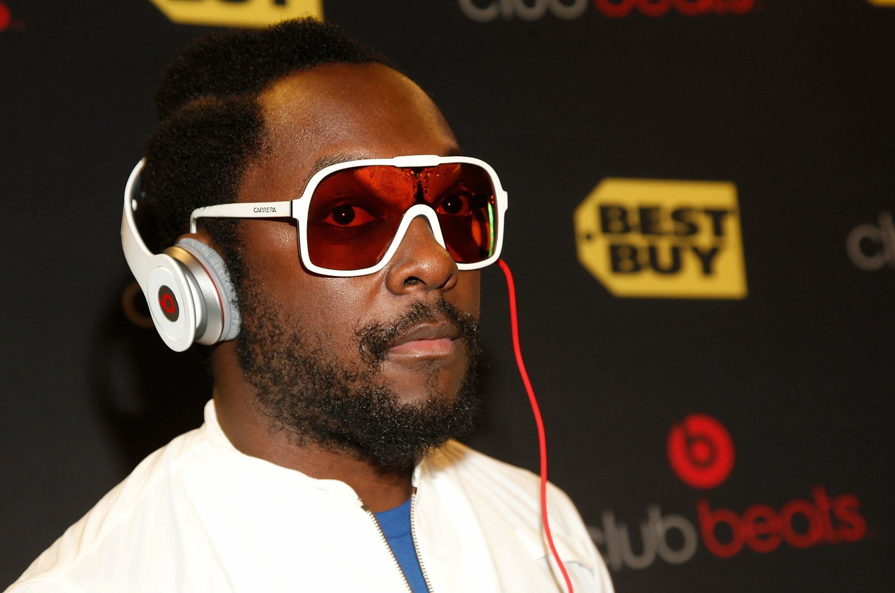 Наушники Dr Dre Beats. Dr Dre в очках. Dr Dre в наушниках. Will.i.am. Негр в наушниках