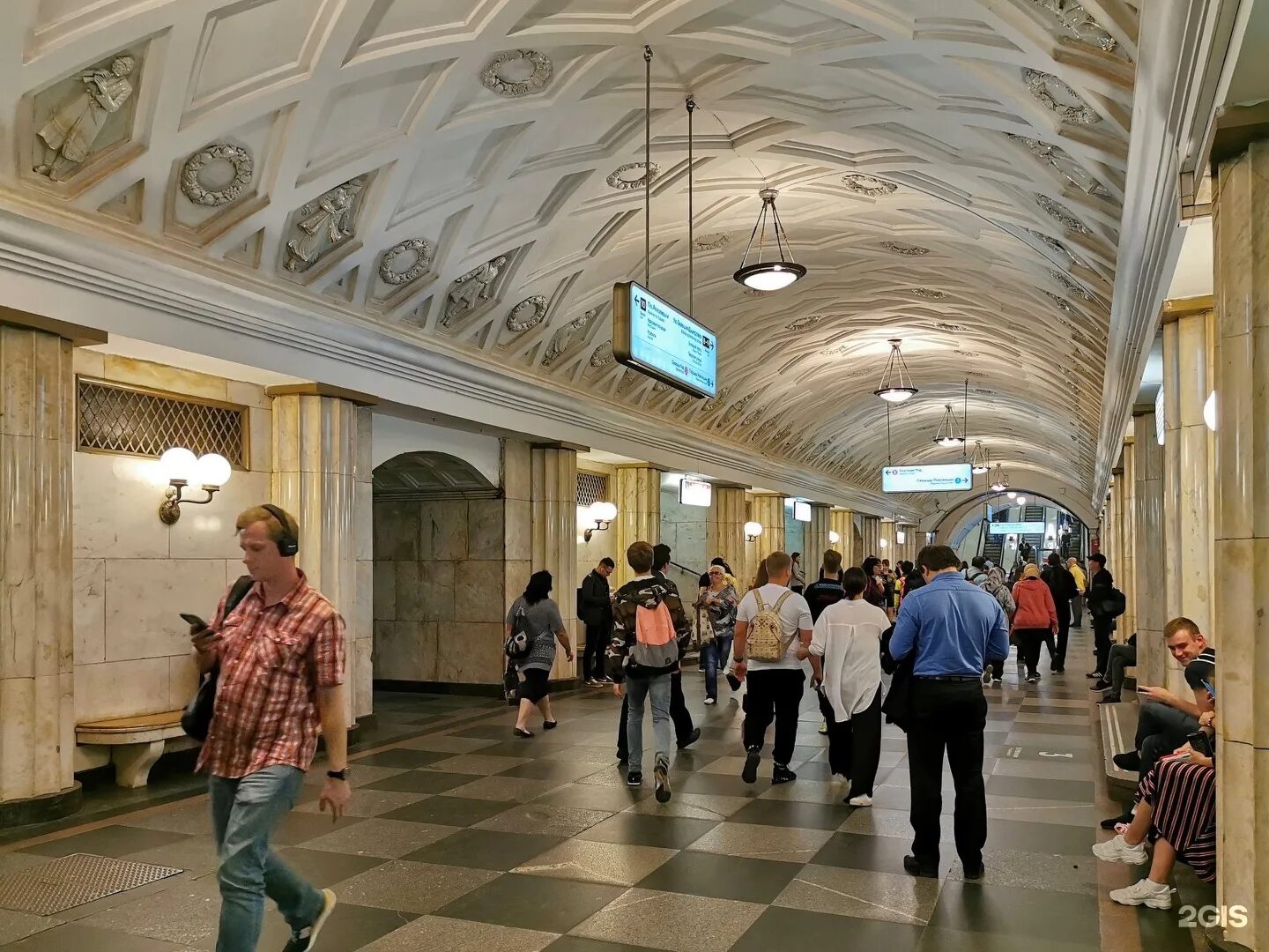 Театры метро театральная. Театральная (станция метро, Москва). Станция метро Театральная. Станция Театральная Москва. Театральная Замоскворецкая линия.