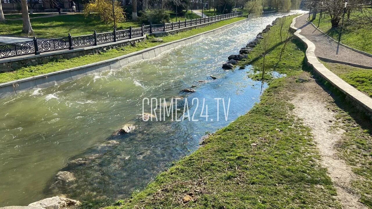 Почему нет воды в симферополе. Набережная реки Салгир Симферополь. Река Салгир Симферополь. Салгир Симферополь сейчас. Река Салгир в Крыму.