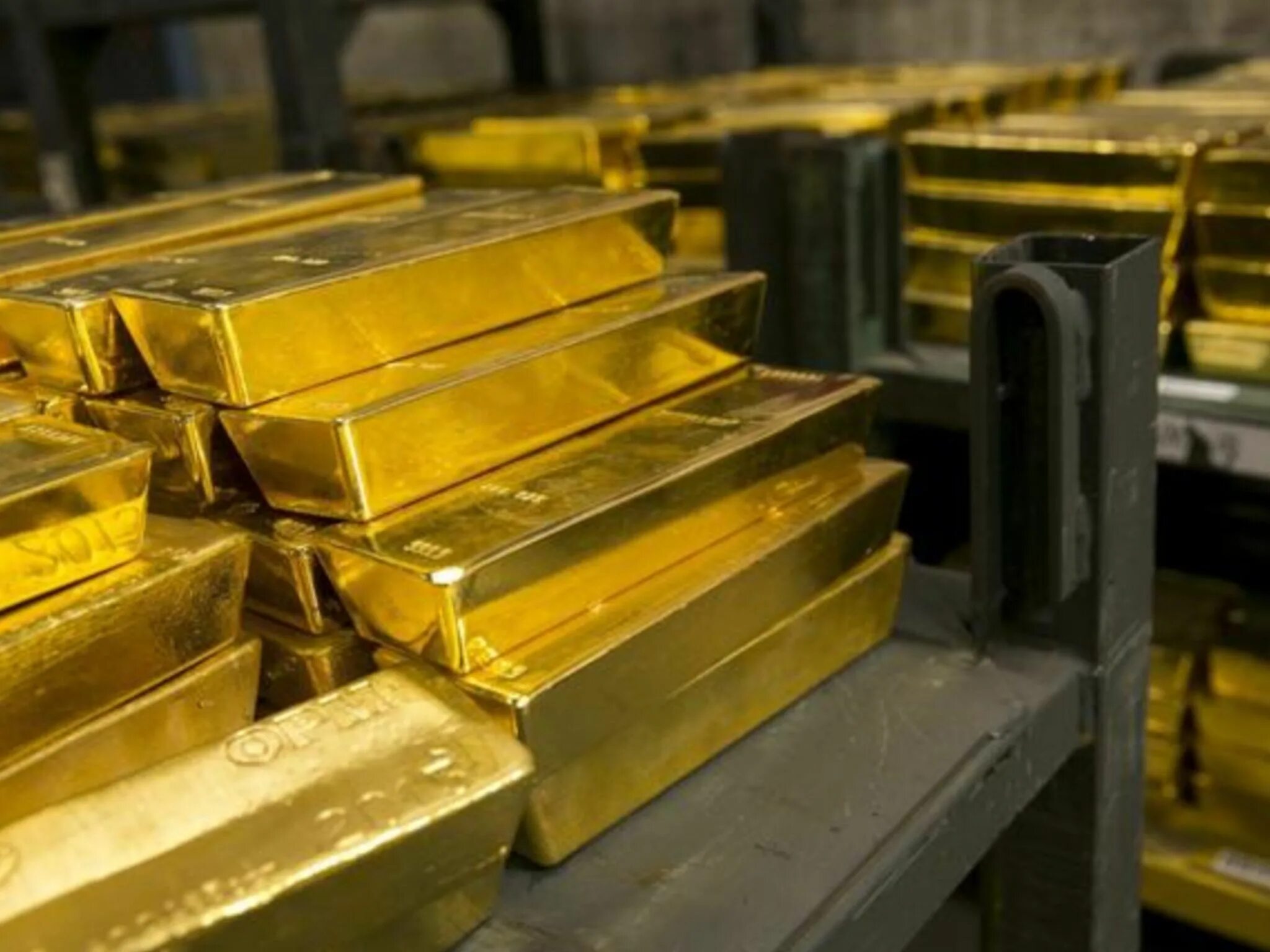 Тонна золота. 8000 тонн золота в рублях. 3 тонны золота. Конфискованное золото в слитках. 8000 тонн золота в рублях.