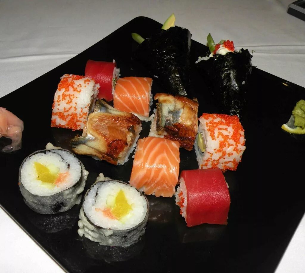 Японские суши. Роллы всех видов. Разнообразие японской кухни. Суши и роллы. Роллы всех видов.