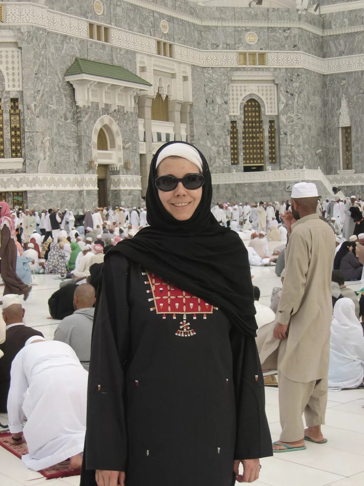 Мекка женщины. Девушка в Мекке. Хиджаб платье  в Мекку. Ведущая мусульманка. Женский наряд в Мекке.