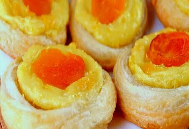 Кураги в тесте. Сдобная булочка. Пирожки с курагой. Кураги в тесте. Сдобные булочки с курагой.