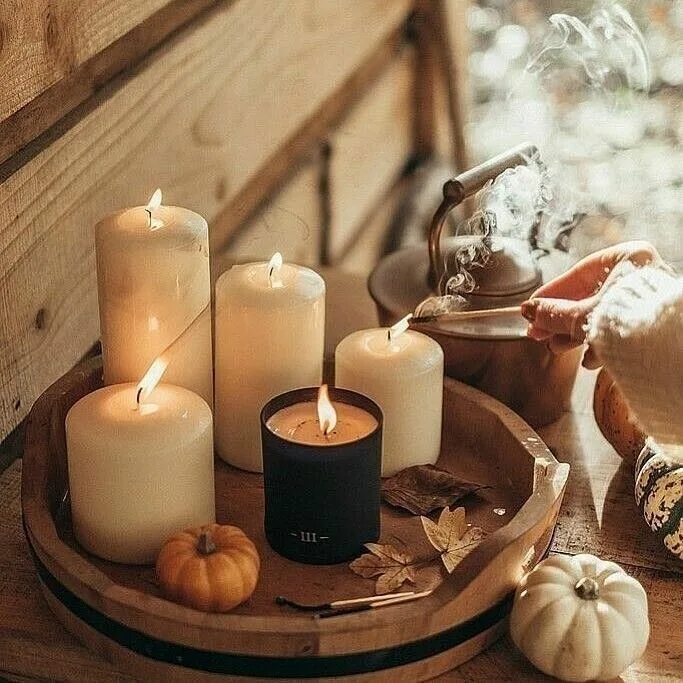 Свечи создают атмосферу. Икеа кулорт украшение стекло. Адвент подсвечники икеа. Романтическая атмосфера свечи. Насыпные свечи декор.