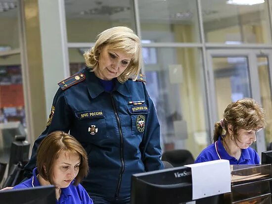 Мчс идти ли работать. Мчс женщины. женщина спасатель. мчс россии девушки-спасатели. униформа диспетчера.