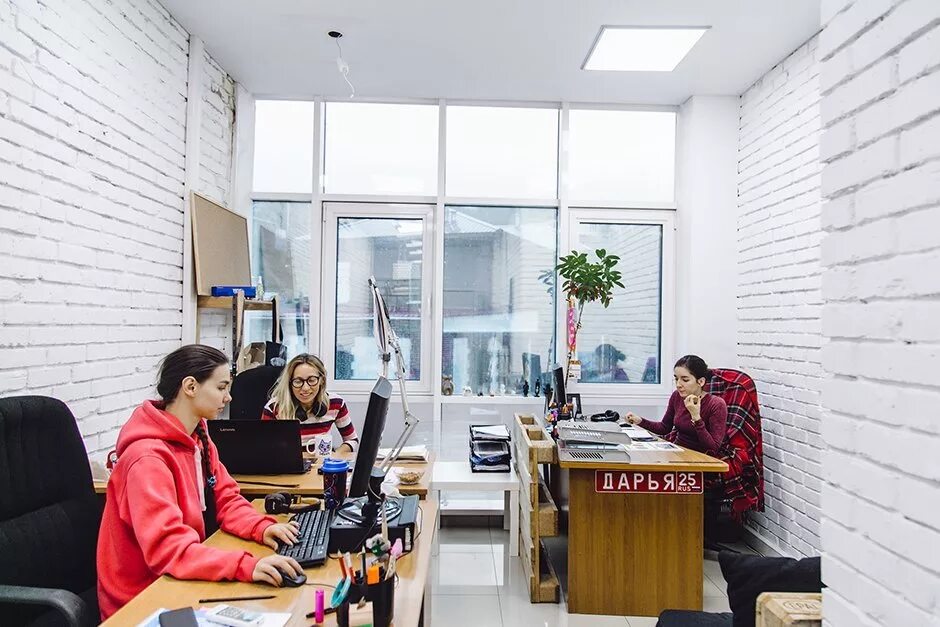 Фото рекламного кабинета. Офис рекламного агентства. офис маркетингового агентства. кабинет рекламного агентства. офис для рекламного агентства маленького.