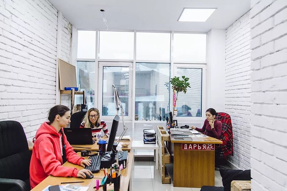 Office vladivostok. Офис рекламного агентства. Офис маркетингового агентства. Офис маленького рекламного агентства. Рекламное агентство помещение.