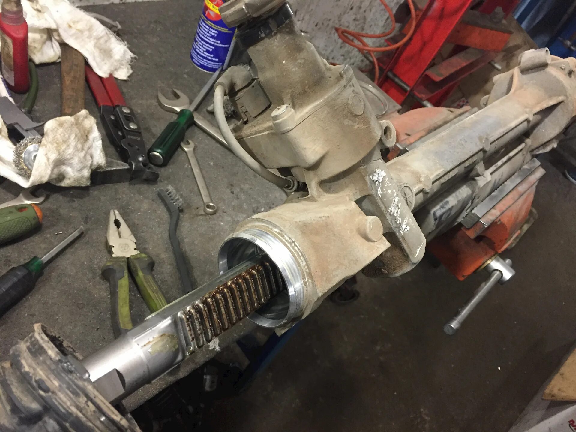 Замена рулевой рейки. Трубка рулевой рейки лифан солано. Ремкомплект рулевой рейки бмв e70. Крепление рулевой рейки ваз 2114. Рулевая рейка хендай i40.