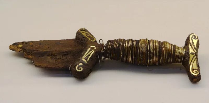 Берельские курганы 5 класс. Предметы курганов. Берельские курганы сравнительная таблица. Печатка с двумя крыльями богини ники. Иссыкские курганы.