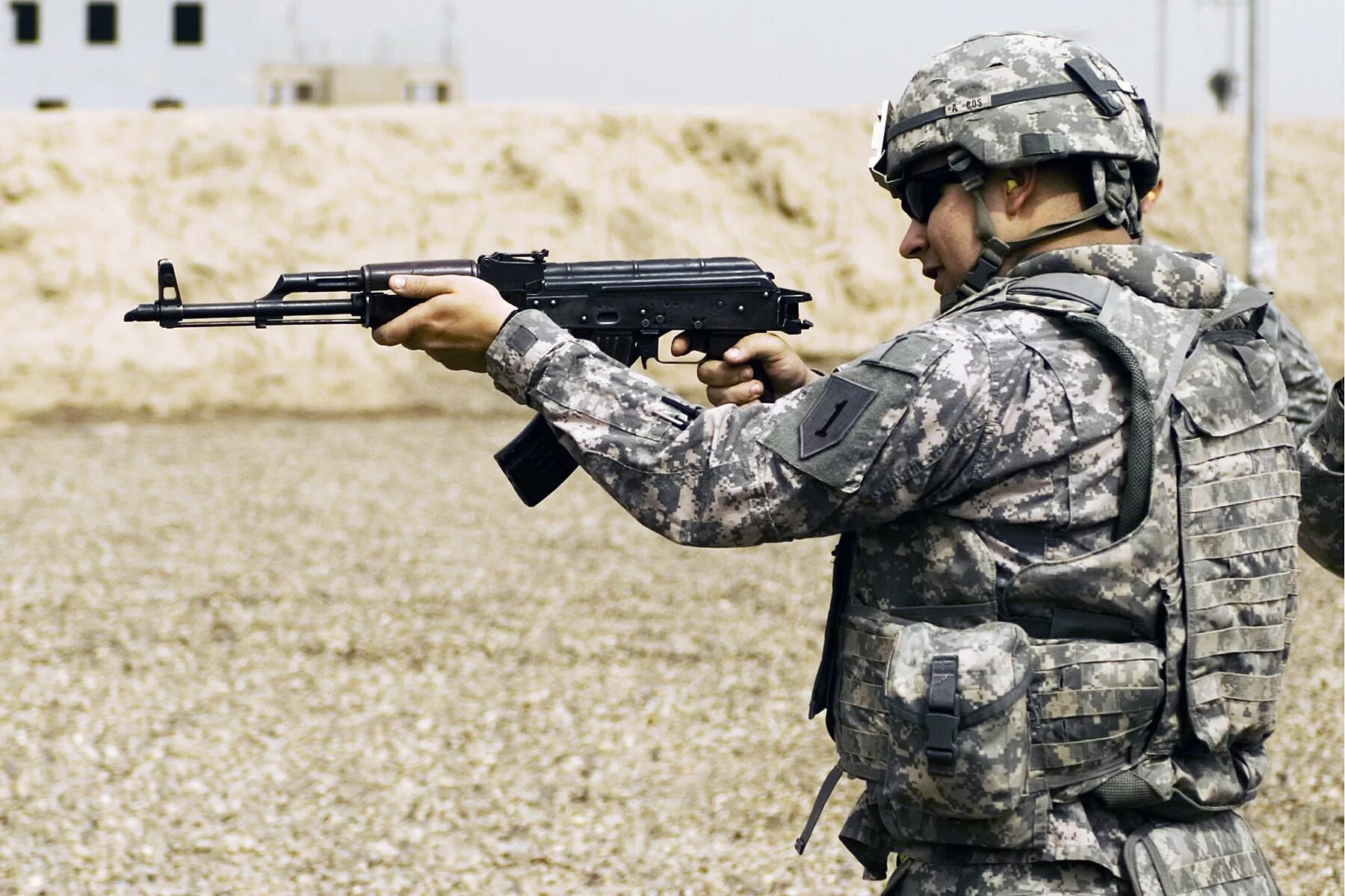 Военные с оружием в руках. Американский солдат с АК. Человек с автоматом. Военный с автоматом. Солдат США С автоматом.