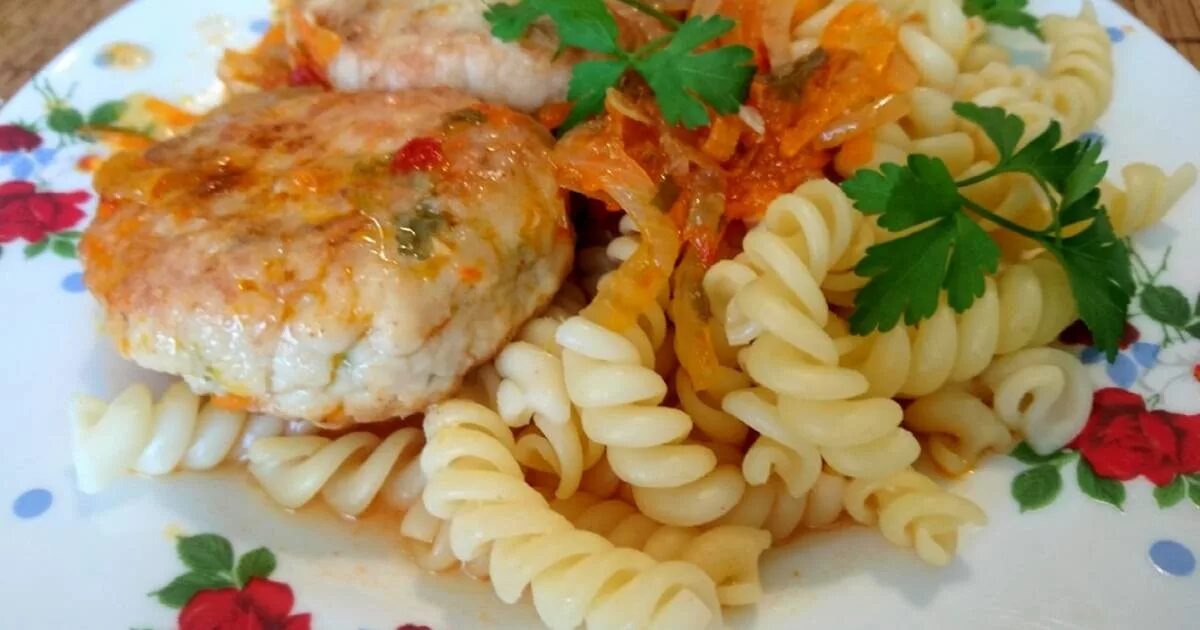 Школьные макароны с котлетой. Макароны с котлетой. рыбные котлеты с макаронами. котлета куриная с макаронами. макароны с куриной котлетой.