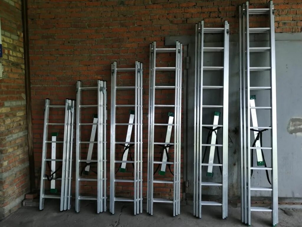 Лестница складная Alutec алюминиевая трехсекционная 3x9. Получите лестницу трехсекционную 3х16 на складе.