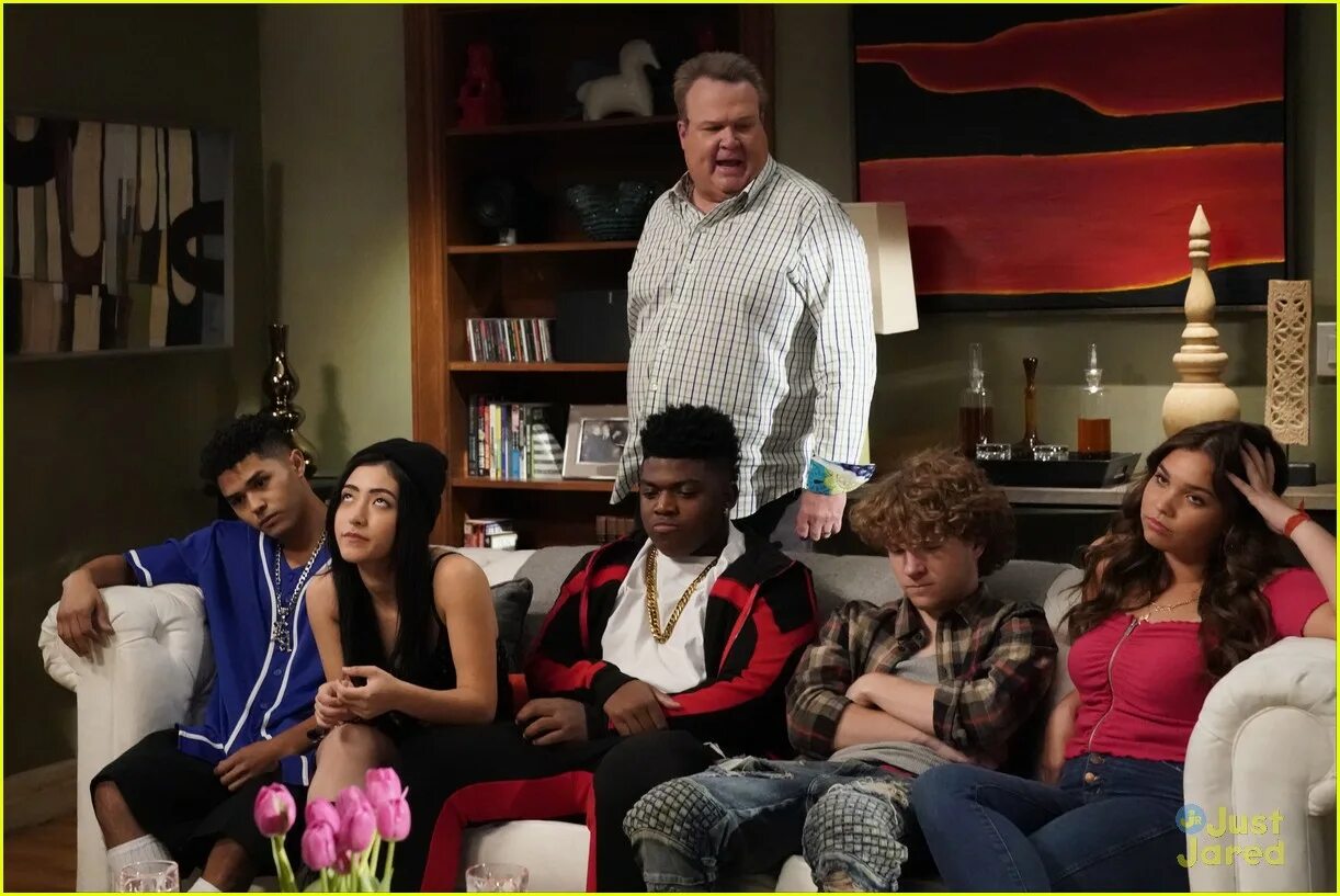 Modern family final episode. Межрассовые пары и их дети. Mother sits on sons face. Отец и сын дай пять. 1 her parents got five sons.