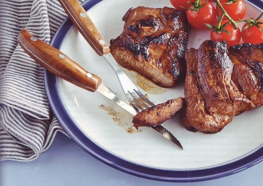 Жареное мясо на сковородке. Жареная свинина в маринаде. Жареный кусок свинины. Маринад для свинины на сковороде. Стейк свиной на сковороде.