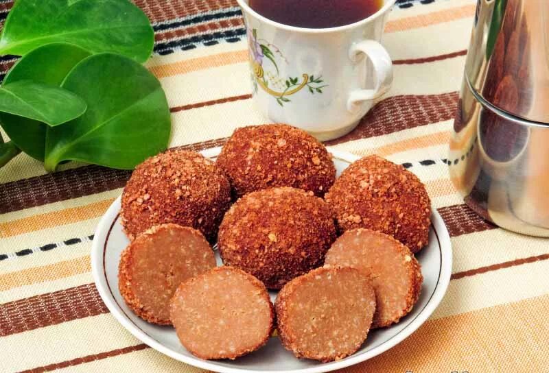 Пирожное "картошка". Пирожное картошка из печенья. Рецепт пирожного картошка из сухарей со сгущенкой. Картошка пирожное сгущенка сухари. Пирожное картошка домашнее.