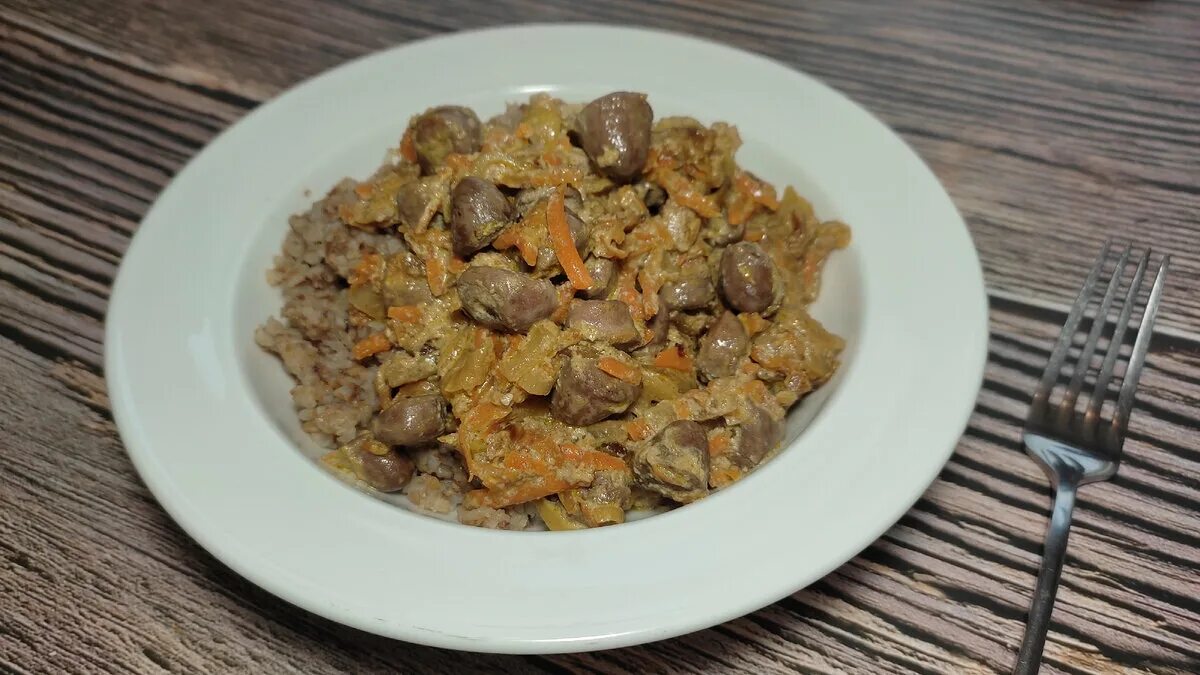 Тушеные куриные сердечки с грибами. на 100грамм - 106.02 ккалБ/Ж/У - 9.45/6.79/2