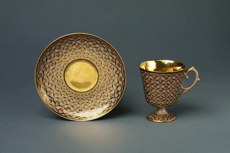 Сервиз арабесковый ифз. Золотая посуда 17 века. Русский фарфор 19 века императорский фарфоровый завод. Посуда века. Металлический чайный сервиз.