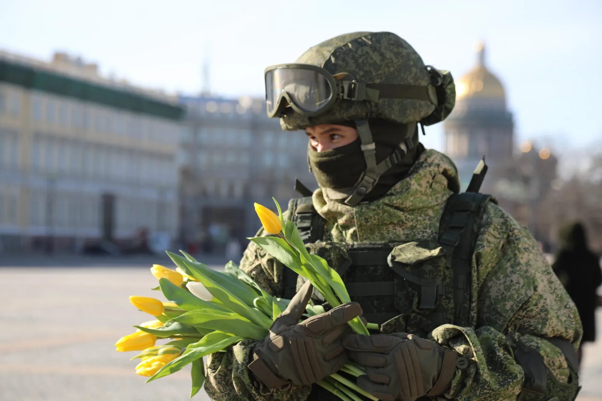 День войск в марте. Русский солдат с цветами. Солдат с цветком. Спецназ дарит цветы. Военный с цветами.