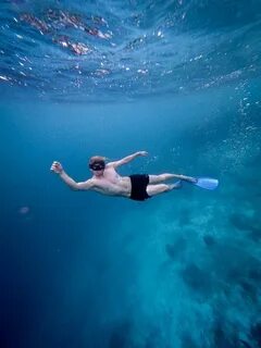 Фото человека под водой