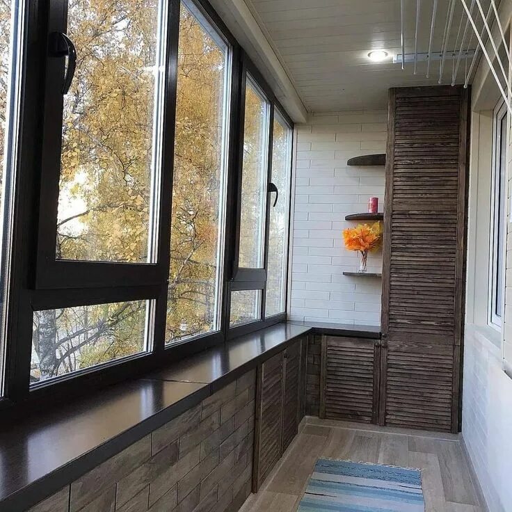 Евробалконы орск. Полутеплое остекление slidors. Балкон октябрьский. Застекленный балкон. Пластиковый балкон.