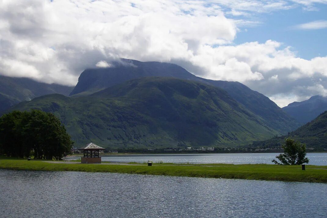 Mountains of great britain. Гора Бен Невис. Бен-Невис Северо-Шотландское Нагорье. Бен-Невис грампианские горы. Самая высокая гора Великобритании Бен Невис.