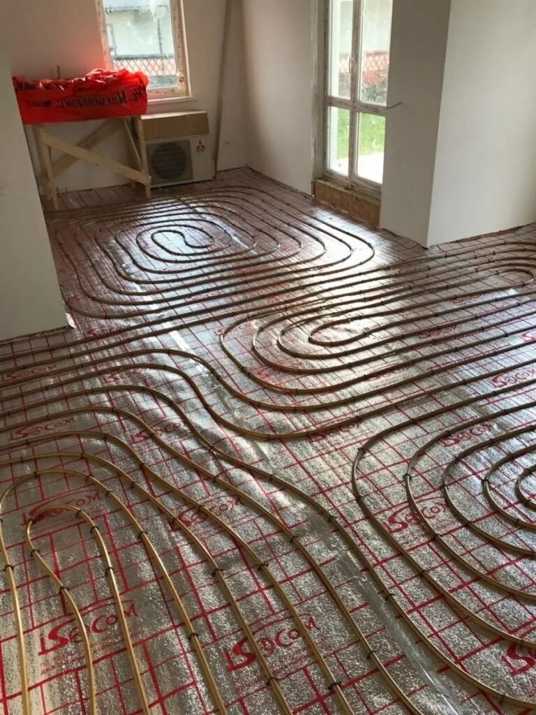 Теплый пол бетонная стяжка частный дом. Водяной теплый пол в доме. Теплый деревянный пол. Укладка тёплого пола водяного. Водяной теплый пол в каркасном доме.