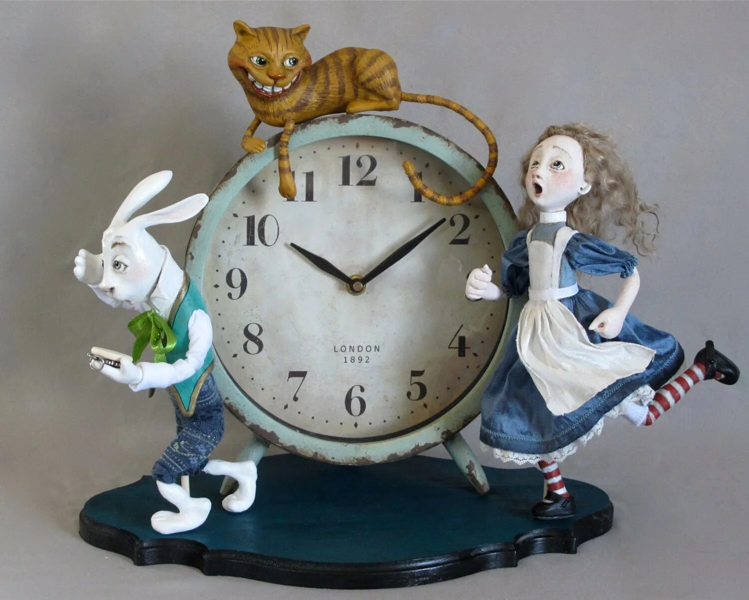 Часы Алиса в стране чудес. Часы из Алисы в стране чудес. Скульптура Алиса в стране чудес. Часы Алиса в стране чудес картинки. Часы алиса отзывы