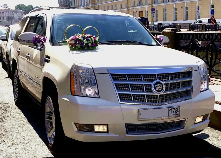 Фары platinum escalade. Аренда cadillac. Аренда кадиллака. Аренда cadillac. Белый эскалейд 2011.