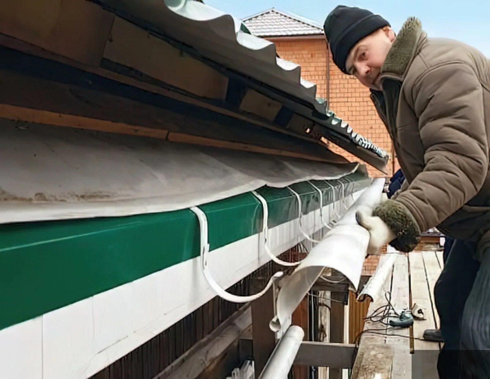 Монтаж водосточного желоба. Монтаж водостоков для крыши. Монтаж крепления водосточного желоба. Крепеж для отливов крыши.