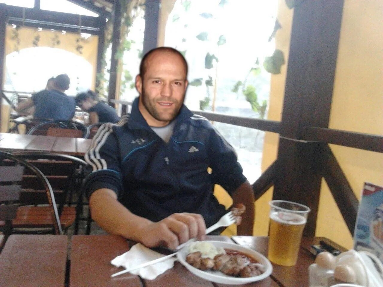 С другом в летней кафешке. Сидим с другом в летней кафешке. Сидим в летней кафешке. Мужчина на скамейке. В летней кафешке.