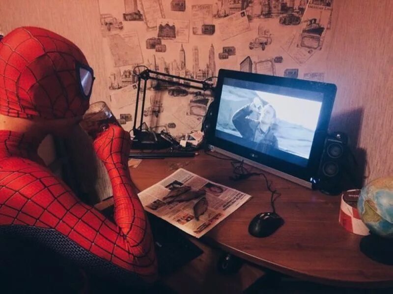 Приключения человека паука в России. Смешной человек паук. Человек паук пьет кофе. Человек паук в реальной жизни.
