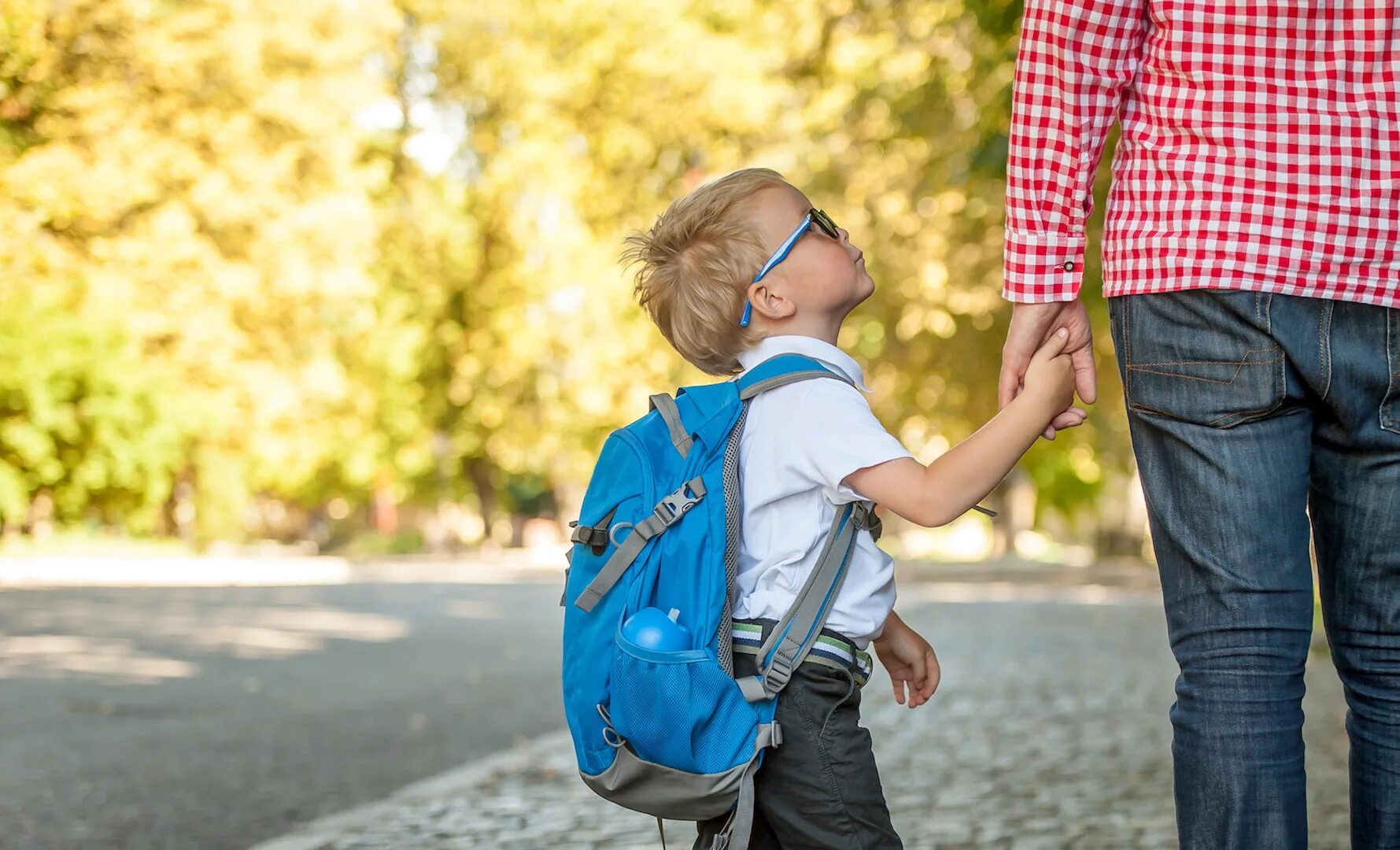 Children like going to the. Дети идут в школу. Родители ведут ребенка в школу. Мальчик с портфелем. Провожаем детей в школу.