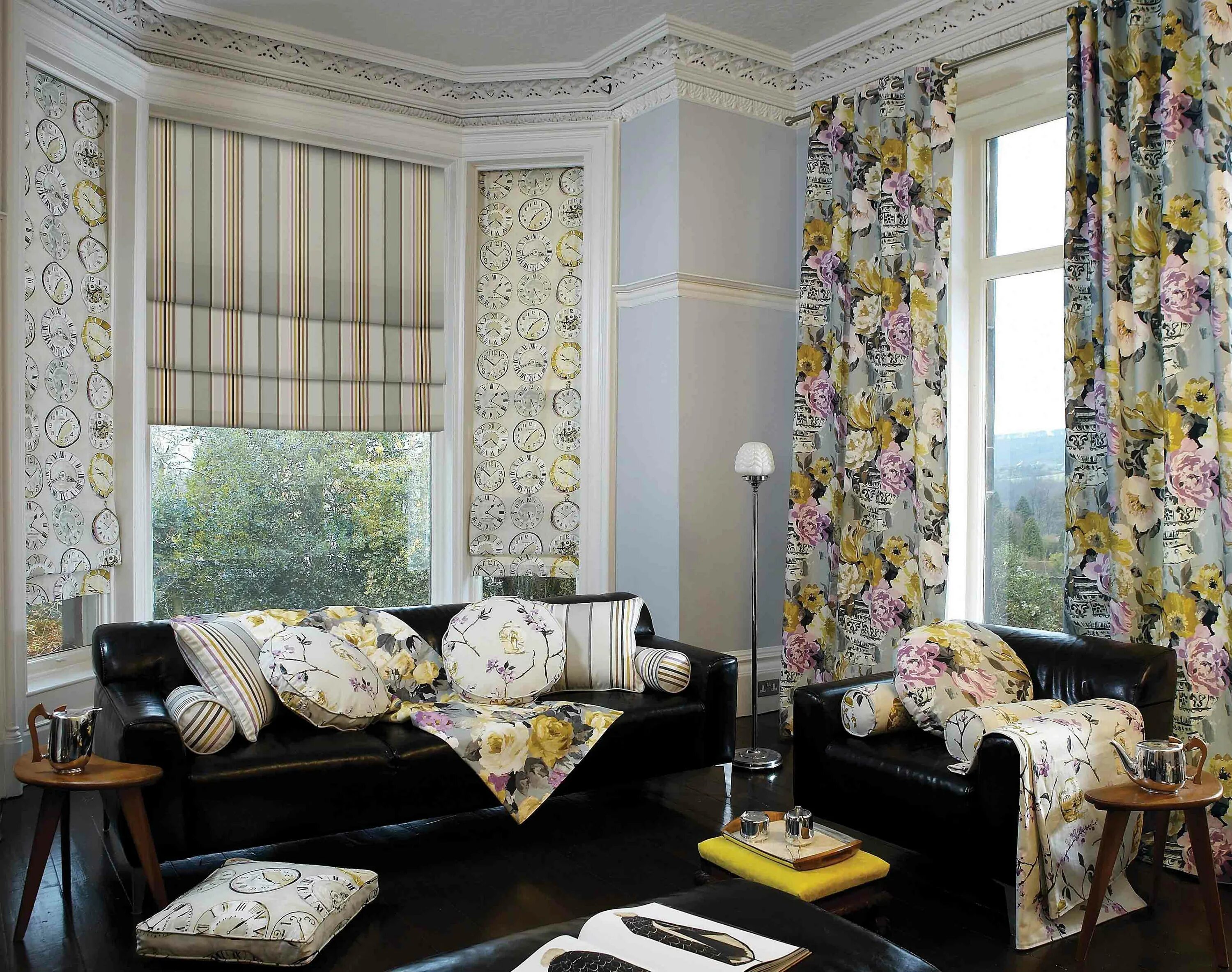 Интерьер штор обои. Портьеры в интерьере. Цветастые шторы в интерьере. Шторы с цветочным принтом в интерьере. Красивые римские шторы в гостиную.