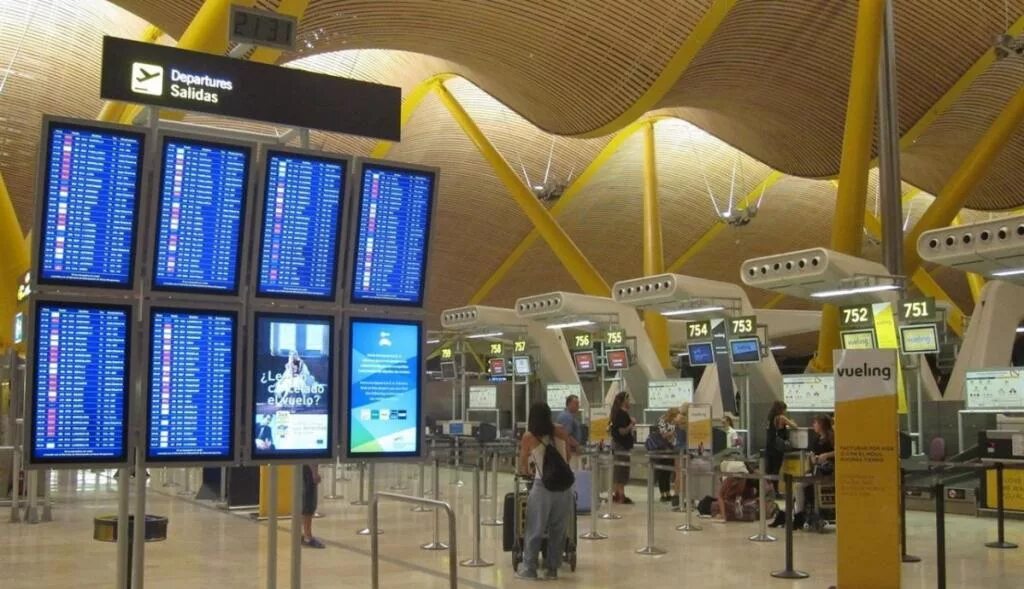 Терминал рейс. Аэропорт барахас мадрид терминалы. мадрид аэропорт терминал 1. маерский терминал в испании. аэропорт им адольфа суареса в мадриде испания.