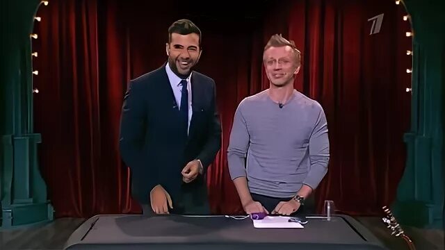 Интересная комедия на вечер. Камеди клаб случай в ресторане. Добрых вечеров камеди клаб. Смешанные 2014 сэндлер. Джейк джонсон ты водишь.