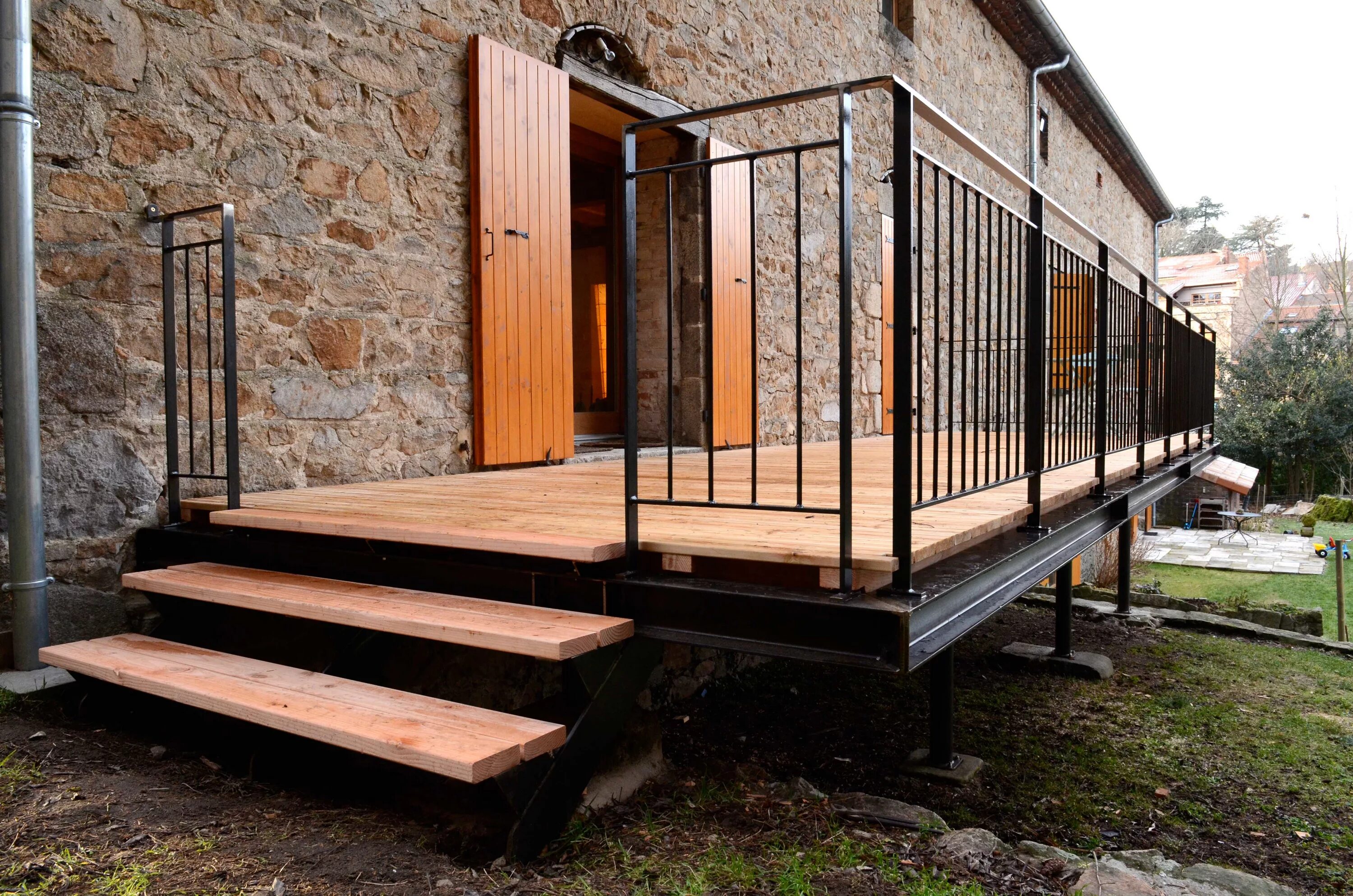 Ступеньки в частный дом входные. Ступеньки в частный дом входные. Крыльцо из бетона в стиле минимализм. Крыльцо бетон. Каменные ступени для крыльца.